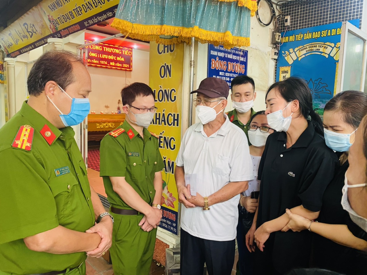 Công an quận Ngô Quyền: Thăm hỏi, động viên gia đình có hai con bị đuối nước tại hồ Tiên Nga